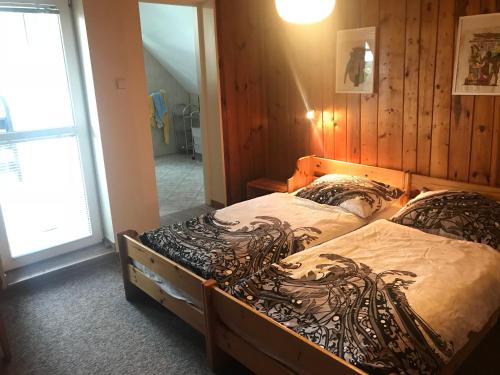 貝圖夫的住宿－Gościniec Boruja，一间带两张床的卧室,位于带窗户的房间内