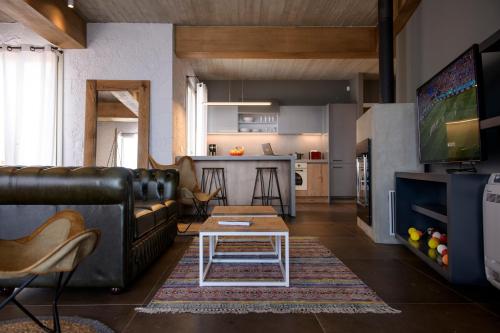 a living room with a couch and a table at Villa Vivere in Asos