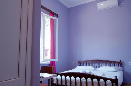 - une chambre avec un lit et une fenêtre dans l'établissement Mimino Guest House, à Koutaïssi
