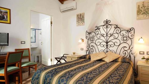 1 dormitorio con 1 cama y 1 habitación con escritorio en Locanda Del Borgo, en Sestri Levante