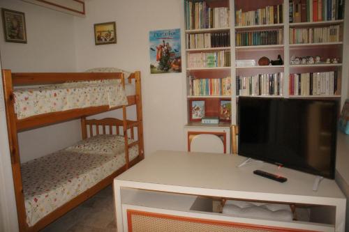een slaapkamer met een bureau en een stapelbed bij Chez Bernadou in Machecoul