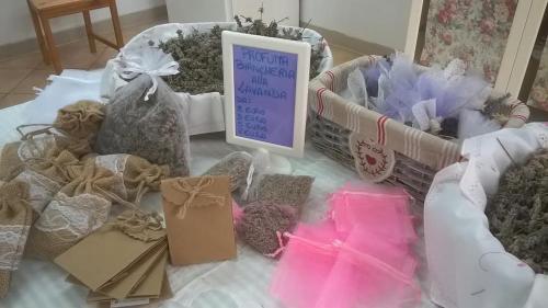 un grupo de cestas de regalos sobre una mesa en Farm stay Agriturismo la Borgaccia en Baiso