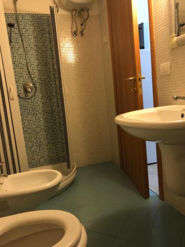 y baño con ducha, aseo y lavamanos. en Bianchito Sea, en Peschici
