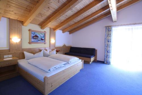 a bedroom with a large bed and a window at Appartement Ferienglück in Sölden