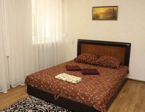 ザポリージャにあるSmart Hotel on Gogolyaのベッドルーム1室(ベッド1台、タオル2枚付)