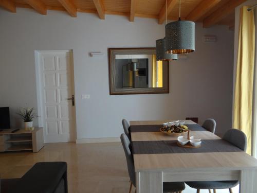 a dining room with a table with chairs and a mirror at La Casita de Brownie in Garachico