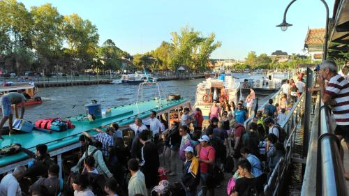 a crowd of people boarding a boat in a river at Departamento céntrico en Tigre in Tigre