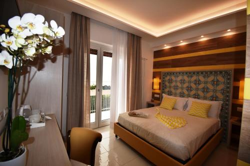 Postel nebo postele na pokoji v ubytování Melody Sorrento Suites