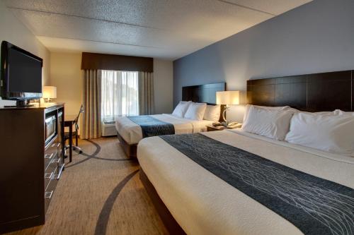 Postel nebo postele na pokoji v ubytování Greenfield Inn & Suites Owensboro, KY Airport