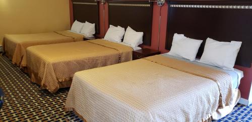 Una cama o camas en una habitación de Budget Inn