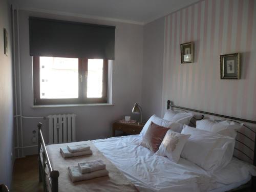 Een bed of bedden in een kamer bij Cosy, Sunny Apartament 10 min to Old Town