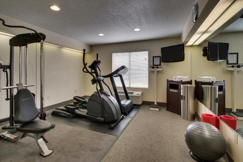 Fitness centrum a/nebo fitness zařízení v ubytování Greenfield Inn & Suites Owensboro, KY Airport