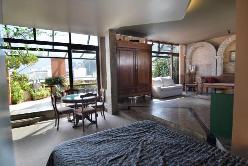 - une chambre avec un lit, une table et un canapé dans l'établissement Ipanema's Beautiful Penthouse, à Rio de Janeiro