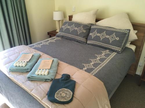 Un pat sau paturi într-o cameră la The Woodsman's Den
