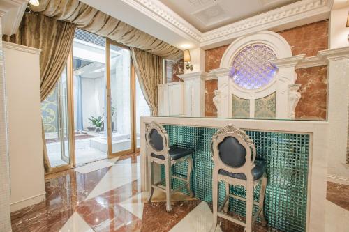 a room with two chairs and a fireplace at Motel Stars in Taichung