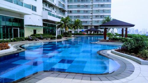 Swimming pool sa o malapit sa The Beacon Makati Staycation Suites