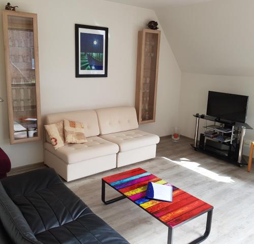 ein Wohnzimmer mit einem Sofa und einem Couchtisch in der Unterkunft Marina View in Bad Zwischenahn