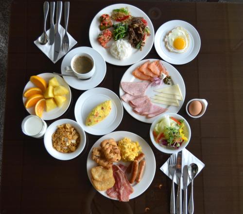 Una mesa con platos de comida para el desayuno. en Midas Hotel & Resort, en Gapyeong