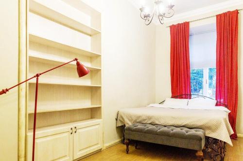 リヴィウにあるApartment On Hutsulskaのベッドルーム1室(ベッド1台、赤い窓付)