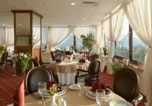 A restaurant or other place to eat at Park Hotel Moskva