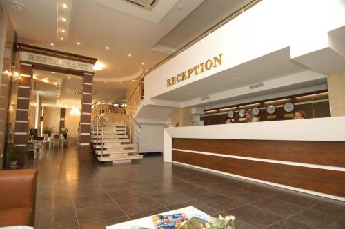 Lobi atau kawasan kaunter penerimaan di Manhattan Hotel & Restaurant