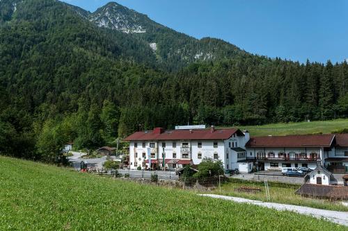 Zdjęcie z galerii obiektu Aktivhotel & Gasthof Schmelz Ihr Urlaubs Hotel in Inzell mit Wellness Hallenbad, Alpensauna & Dampfbad w mieście Inzell