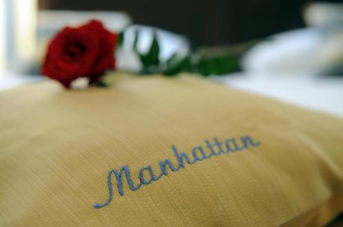 Katil atau katil-katil dalam bilik di Manhattan Hotel & Restaurant