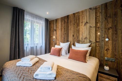 Ένα ή περισσότερα κρεβάτια σε δωμάτιο στο Moulin Chalets Les Gets - by EMERALD STAY