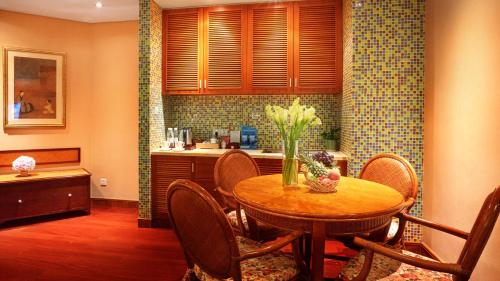 a kitchen with a table with chairs and a table sidx sidx sidx sidx at C&D Resort,Wuyi Mountain in Wuyishan
