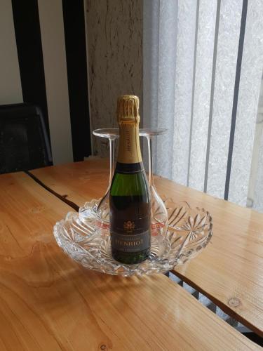 - une bouteille de champagne assise sur une table dans l'établissement Appartement Centre Bordeaux avec Garage sur demande, à Bordeaux