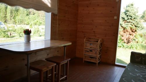 a room with a table and a window at Metsjärve kämpingumajake in Puskaru