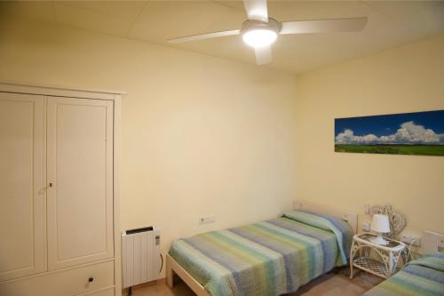 um quarto com 2 camas e uma ventoinha de tecto em Apartament Perebep de Linyola em Linyola
