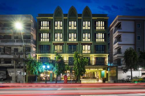 
a city street with a tall building at Chillax Heritage Hotel Khaosan - SHA Extra Plus in Bangkok
