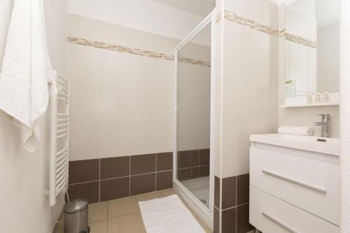 A bathroom at Résidence Odalys Casa d'Orinaju