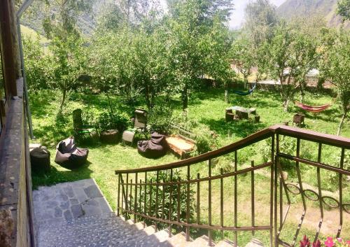 una vista da un balcone di un cortile alberato di GIO-NIKA a Kazbegi