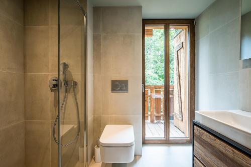 A bathroom at Moulin Chalets Les Gets - by EMERALD STAY