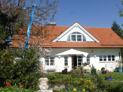 Κήπος έξω από το Bed and Breakfast Bavaria München