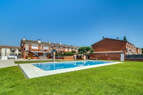 una piscina en el patio de una casa en Vivalidays Casa Pinell - Palafolls - Costa Barcelona, en Palafolls