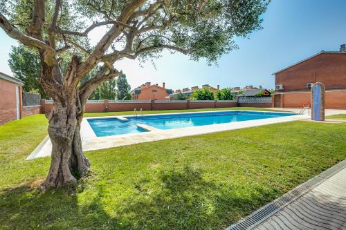 パラフォルズにあるVivalidays Casa Pinell - Palafolls - Costa Barcelonaの木の植わる庭のスイミングプール