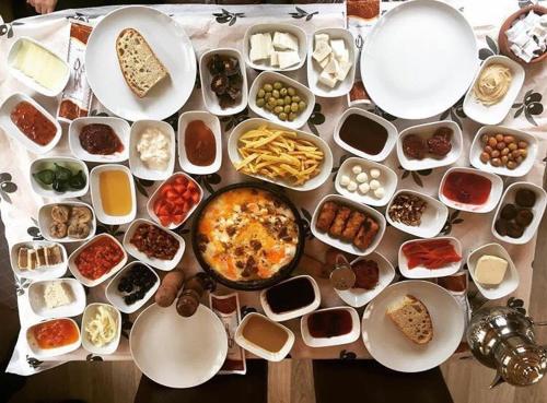 DereceörenにあるAbant Yeşil Vadi Koç Pansiyonの多彩な料理を盛り付けたテーブル