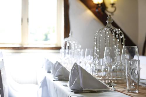 uma mesa branca com copos e guardanapos em Bartons Mill Pub and Dining em Basingstoke
