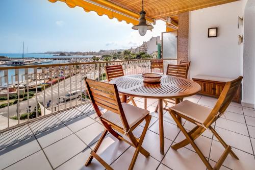 ブラナスにあるVivalidays Es Blau - Blanes - Costa Bravaの海の景色を望むバルコニー(テーブル、椅子付)