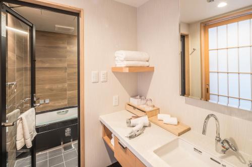ห้องน้ำของ Kyoto Shinmachi Rokkaku Hotel grandereverie