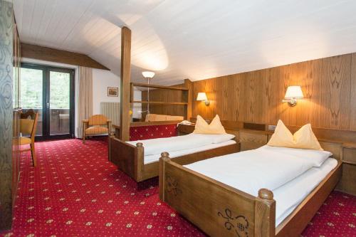 Tempat tidur dalam kamar di Hotel Am Wolfgrubenersee