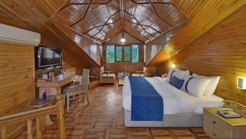 Postel nebo postele na pokoji v ubytování Bravia Hotel Manali Inn