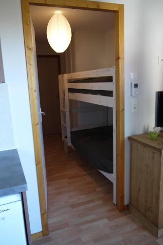 une chambre avec un lit superposé dans une pièce dans l'établissement Chalet Le Télémark, à Thollon-les-Mémises