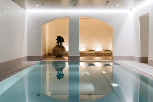 a pool with a plant in the middle of a room at Hotel St. George Helsinki in Helsinki