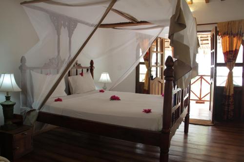 Säng eller sängar i ett rum på Panga Chumvi Beach Resort