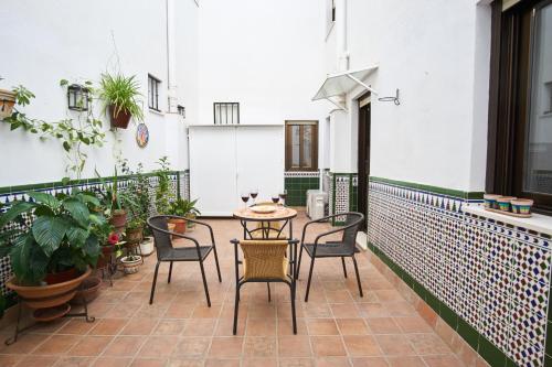 Rodrigo de Triana Courtyard by Valcambre