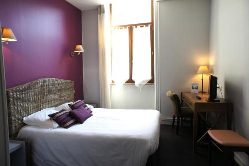 En eller flere senge i et værelse på Hotel des Alpes